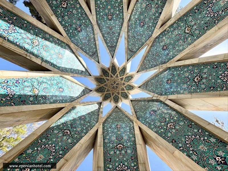 معماری خاص آرامگاه خیام 